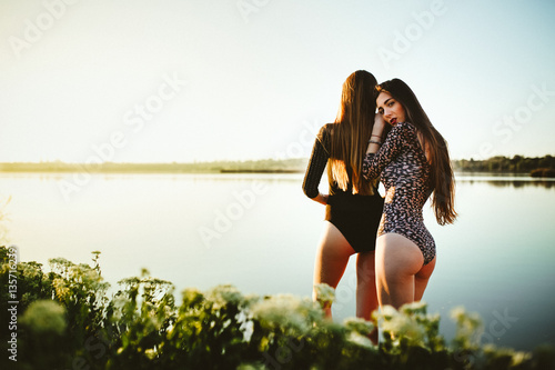 Chicas en body en lago photo