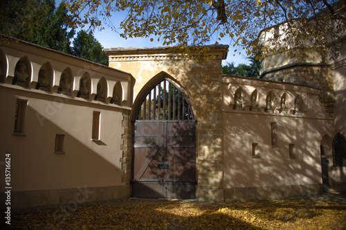 Schlosspark. Herbst. Schloss. Burg. Herbs im Wald.