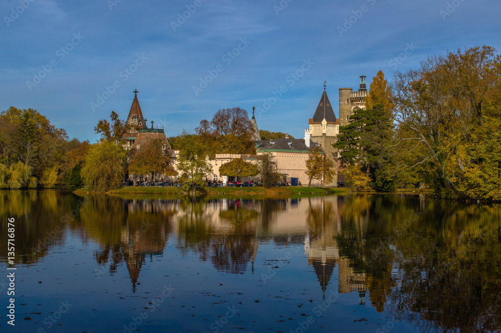 Schlosspark. Herbst. Schloss. Burg. Herbs im Wald.