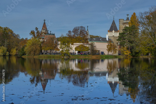 Schlosspark. Herbst. Schloss. Burg. Herbs im Wald.