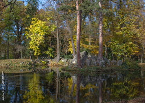 Schlosspark. Herbst. Schloss. Burg. Herbs im Wald.