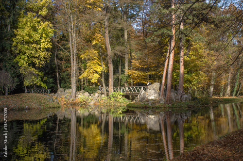 Schlosspark. Herbst. Schloss. Burg. Herbs im Wald.
