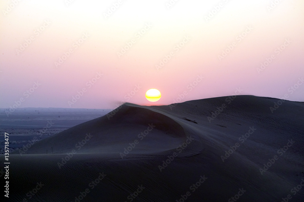 Sonnenuntergang in der Wüste bei Dubai, Vereinigte Arabische Emirate, Naher Osten