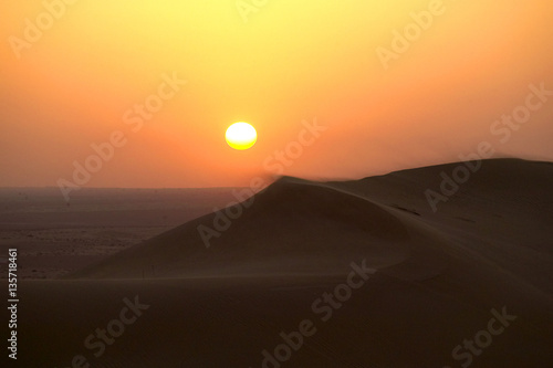 Sonnenuntergang in der Wüste bei Dubai, Vereinigte Arabische Emirate, Naher Osten