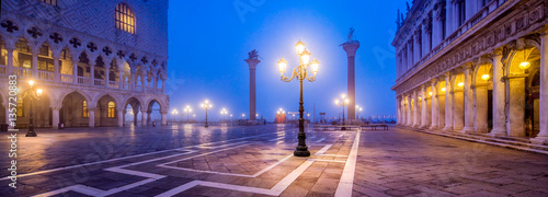Markusplatz in Venedig bei Nacht