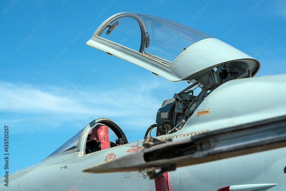 fighter jet reflects the sunshine falcon cockpit under opened