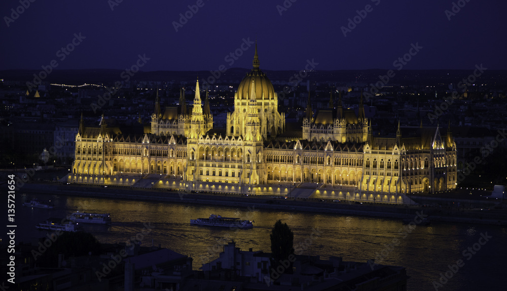 Obraz premium Budapesti Hungary Parliament building at night with yellow light