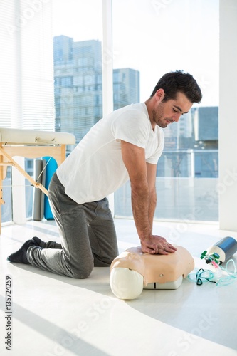Canvas Print Paramedic practicing resuscitation on dummy