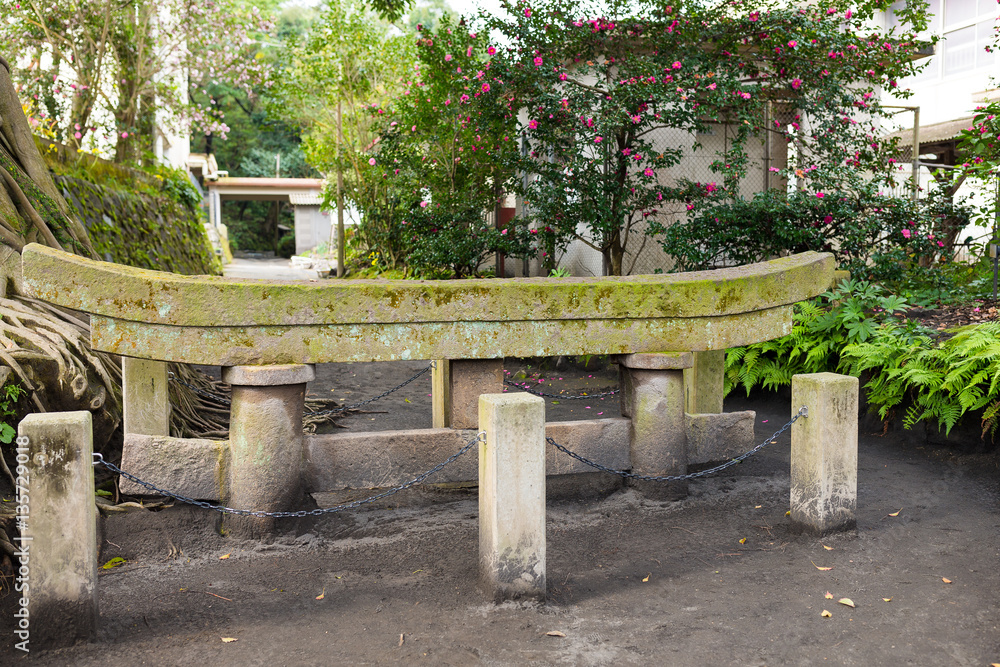 Kurojin buried torii