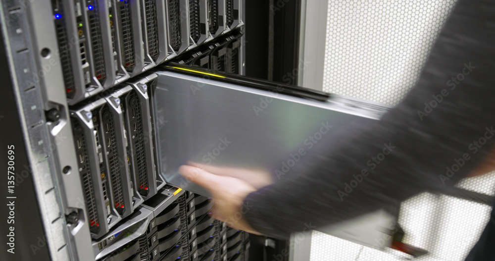 Obraz premium Fast working IT consultant in enterprise datacenter