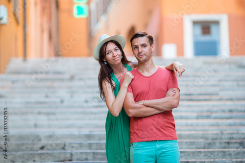 Foto Romantic couple on Steps in Rome enjoy italian holidays.