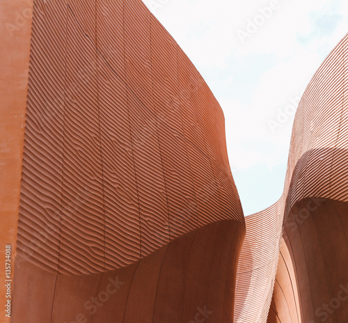 edificio a forma di dune di sabbia del deserto