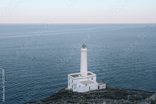 Vista aerea del faro della palascia, salento, Italia al tramonto