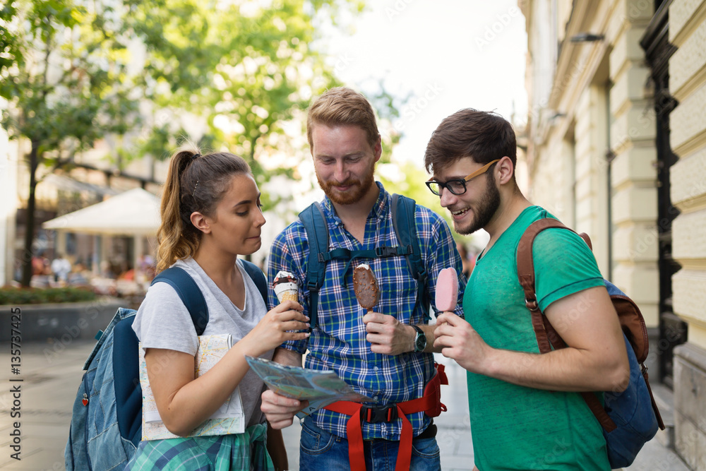 Fototapeta premium Happy tourists traveling and sightseeing
