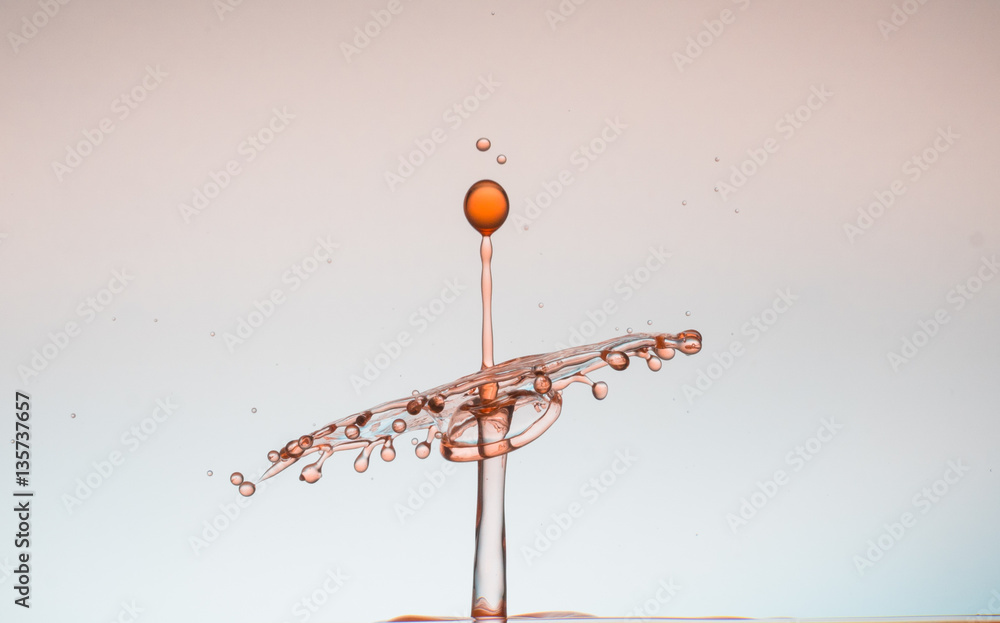 spritzender roter Tropfen