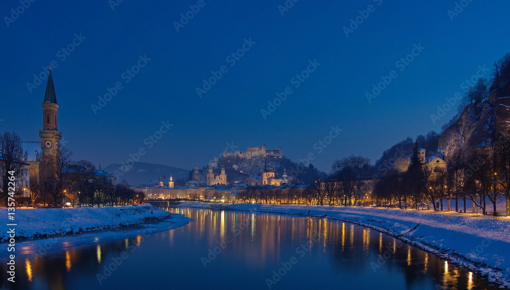 Fototapeta premium Salzburg, zimowa, niebieska godzina / Austria