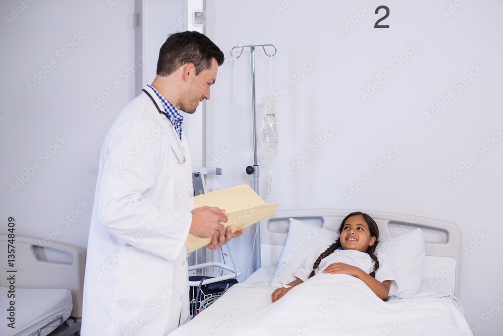 Obraz premium Doctor talking to a girl patient