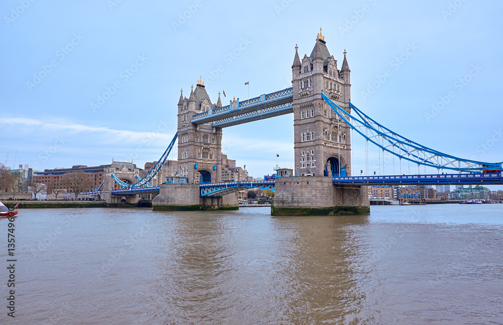 Obraz premium LONDON CITY - DECEMBER 24, 2016: Tower Bridge crossing the River Thames seen from the south bank