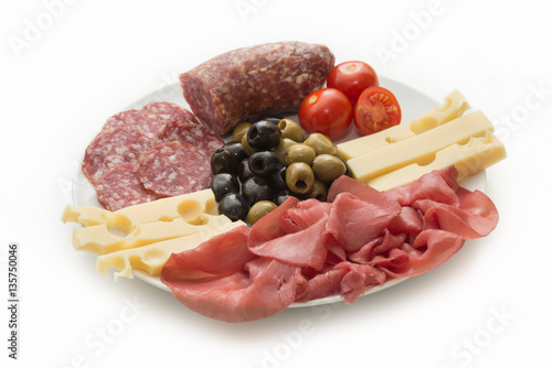 Piatto di salumi, formaggi e olive