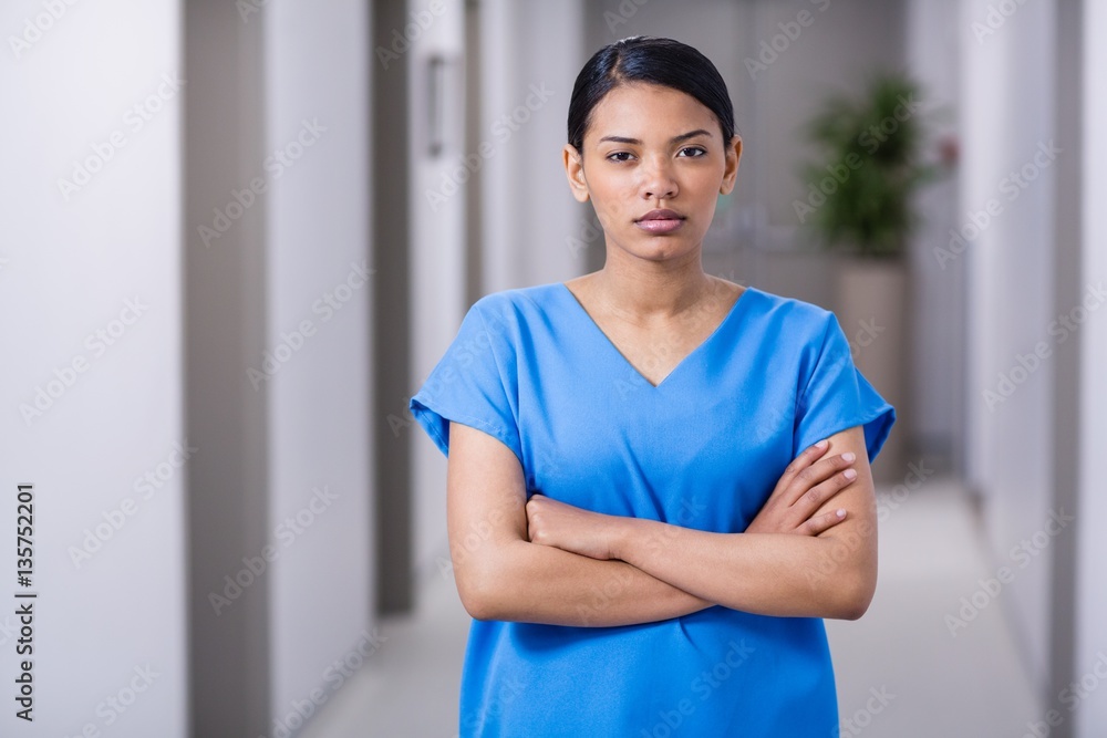 Portrait of nurse standing with arms crossed foto de Stock | Adobe Stock