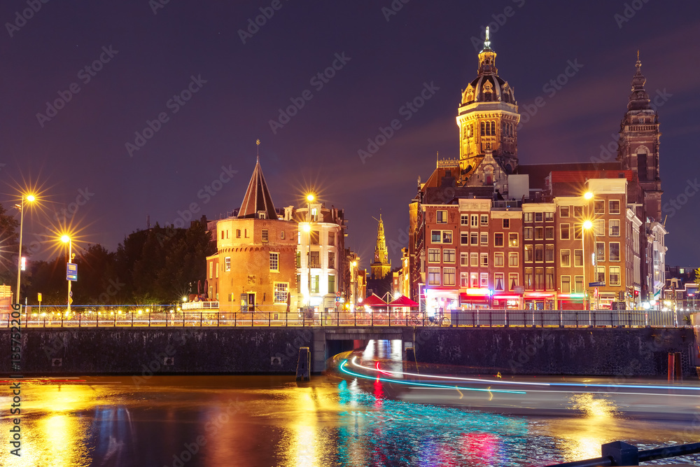 Obraz premium Nocny widok na kanał Amsterdamu i Bazylikę Świętego Mikołaja, Schreierstoren lub Wieżę Płaczu i Oude Kerk, Holandia, Holandia.
