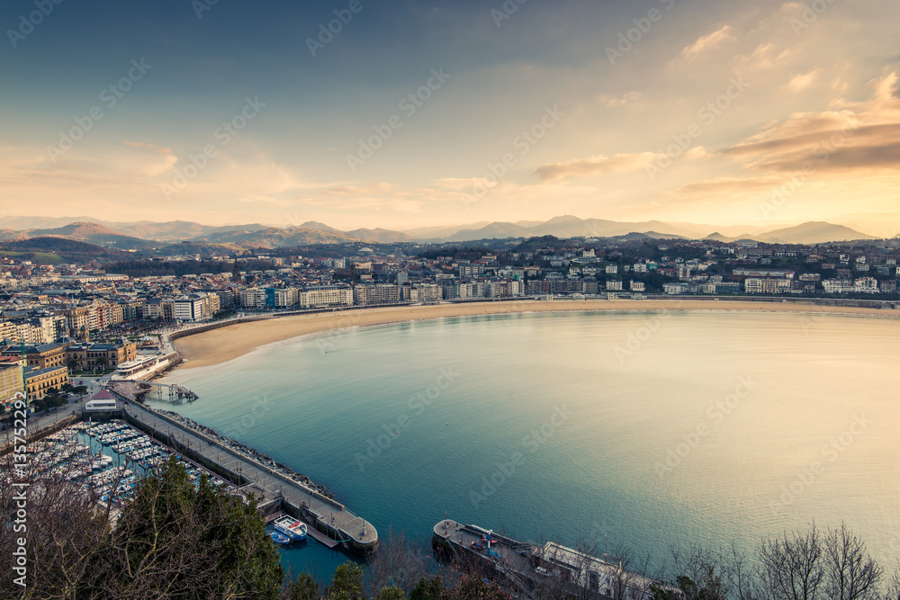 Naklejka premium Stonowana i przefiltrowana panorama San Sebastian