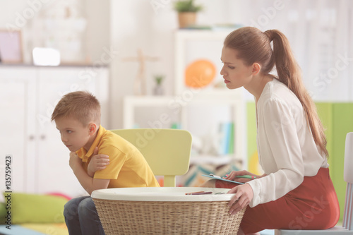 Young female psychologist w...