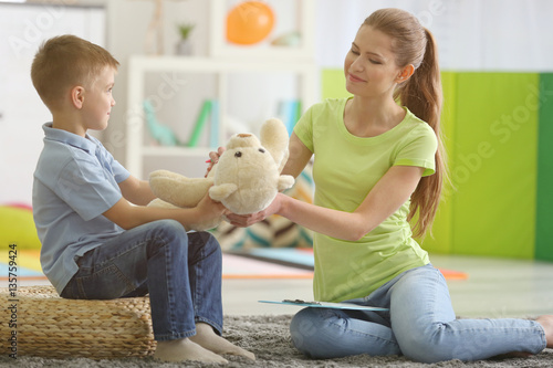 Young female psychologist w...
