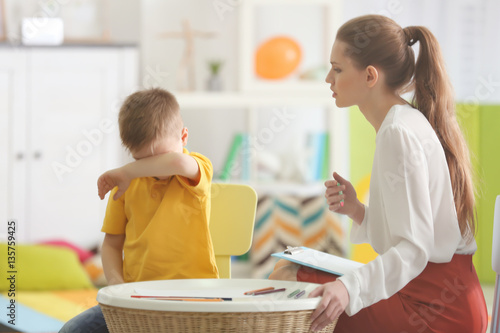 Young female psychologist w...