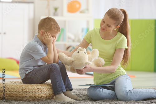 Young female psychologist w...