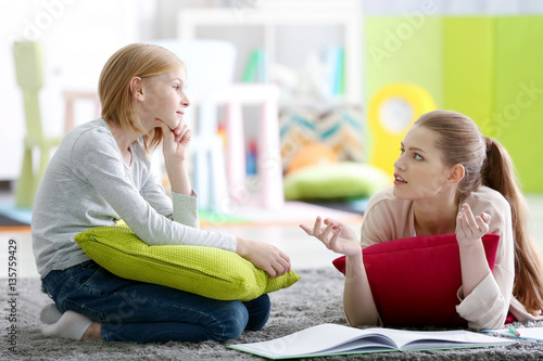 Young female psychologist w...