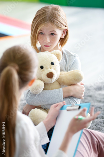 Young female psychologist w...