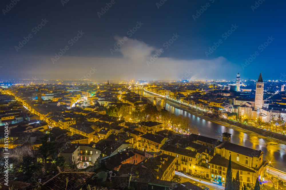 Obraz premium skyline of Verona in Italy at night