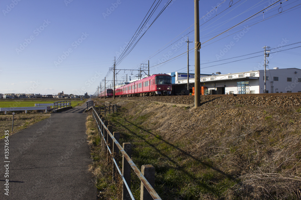 名鉄電車が走っている風景