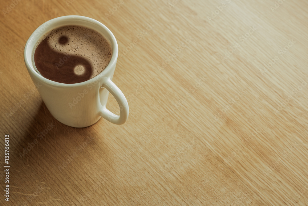 Obraz premium A cup of black coffee as a symbol of yin yang
