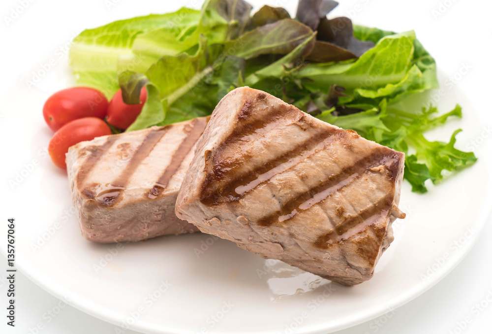 tuna steak with salad