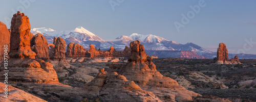 Obraz na płótnie Red Rocks and Purple Mountains