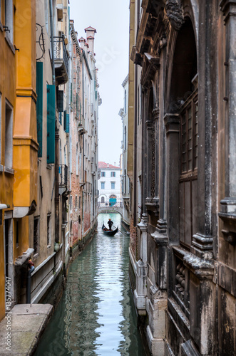 Wenecka gondolier punting gondolę przez zielony kanał nawadnia Wenecja Włochy