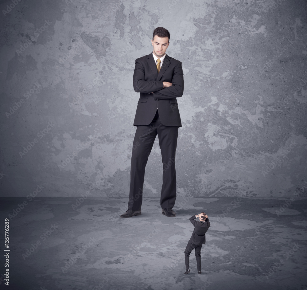 Obraz premium Big boss looking at tiny coworker