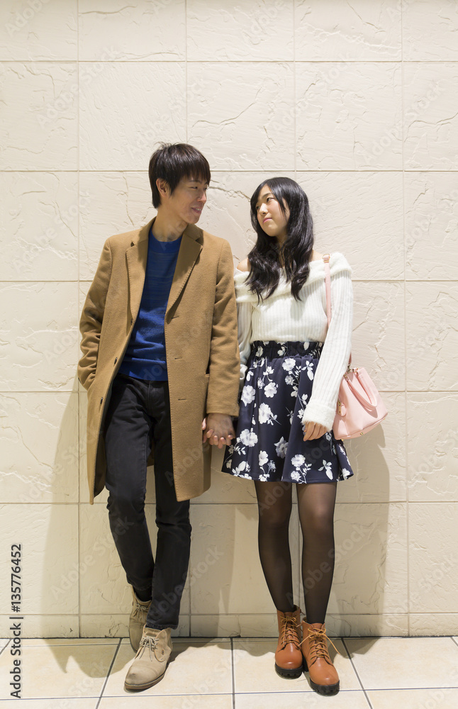 カップル 男女 デート 街中 手を繋ぐ 全身 冬服 Stock Foto Adobe Stock