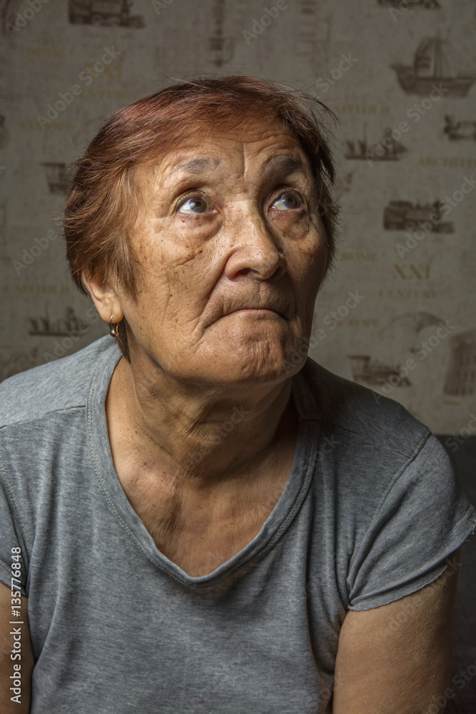 Obraz premium portrait of a pensive elderly woman 