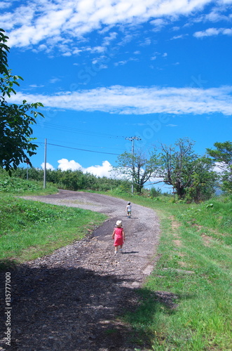 坂道を上る子供たち
