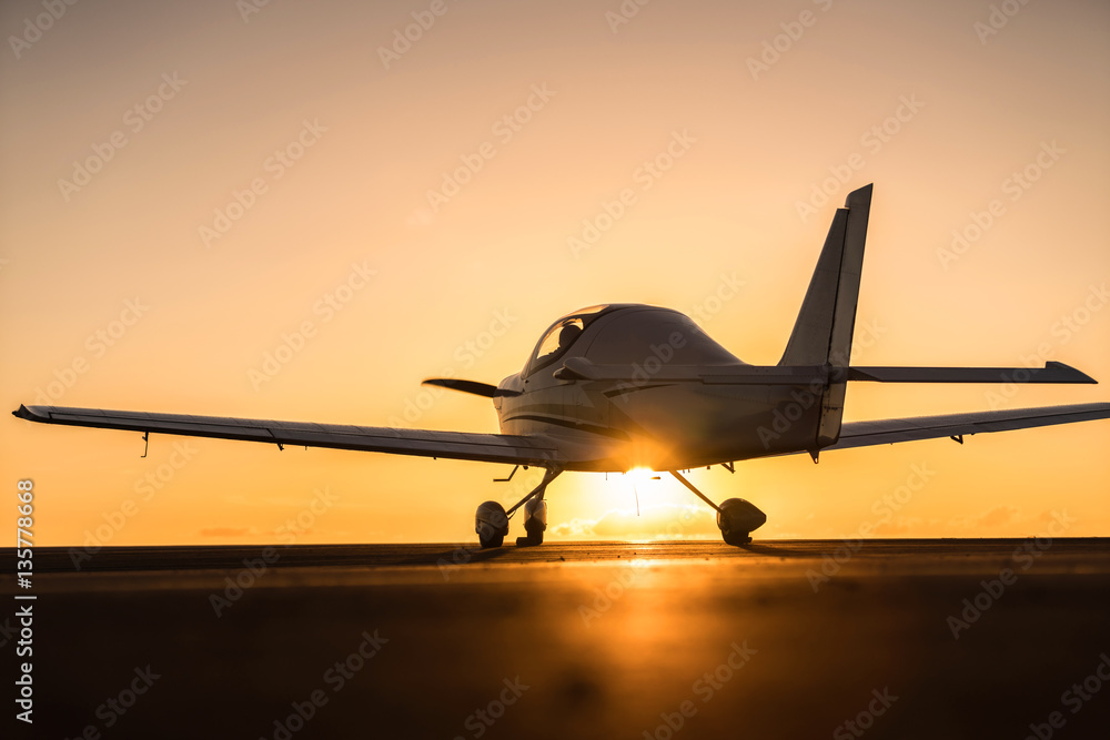 Fototapeta premium mały samolot na pasie startowym