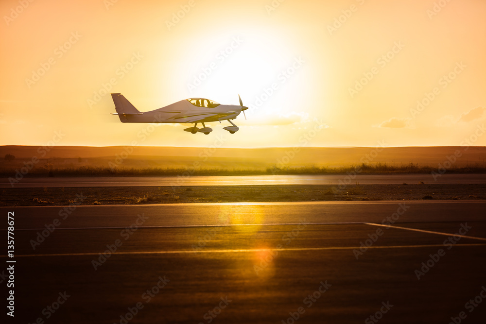 Obraz premium mały samolot na pasie startowym