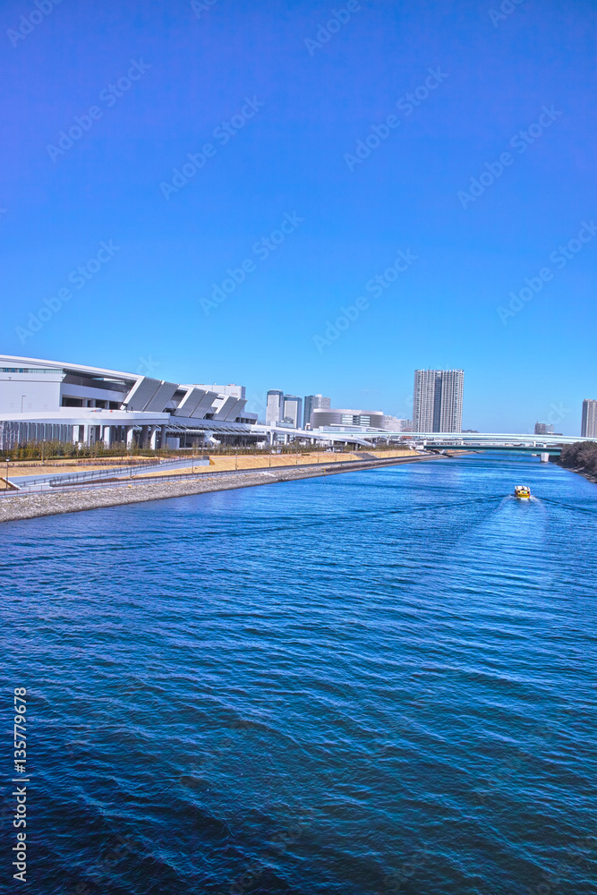 豊洲水産卸売場と運河