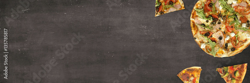Pizza auf Kreidetafel - Banner mit Textfreiraum