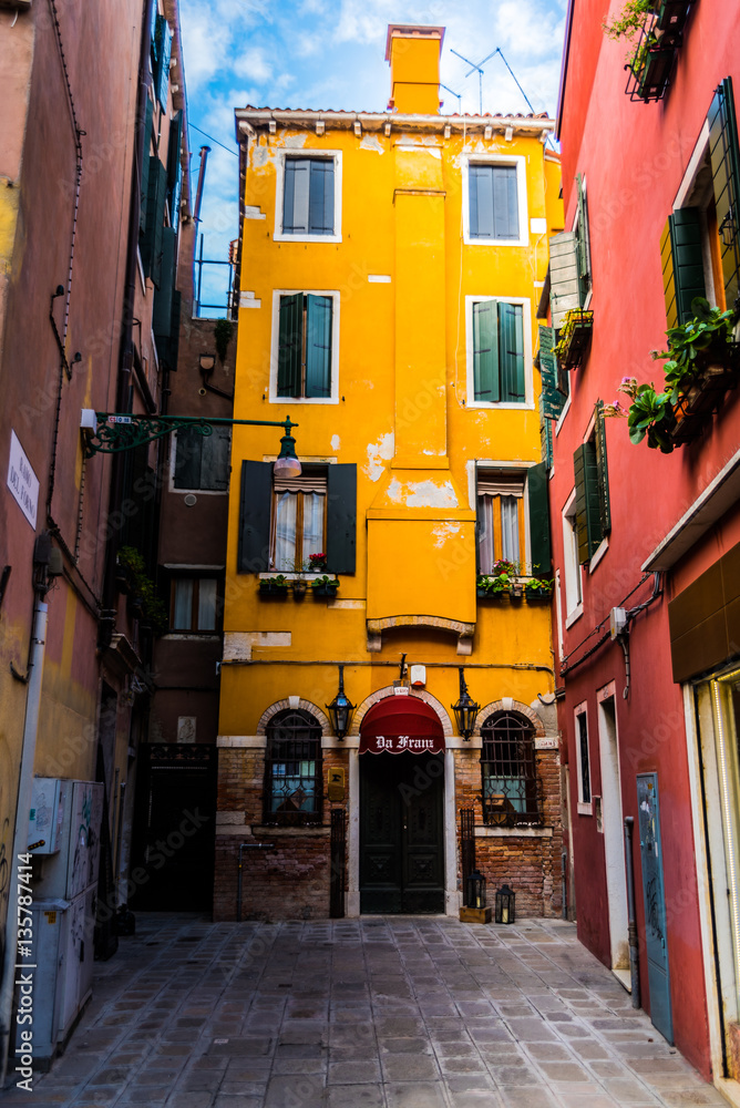 Fototapeta premium Yellow building