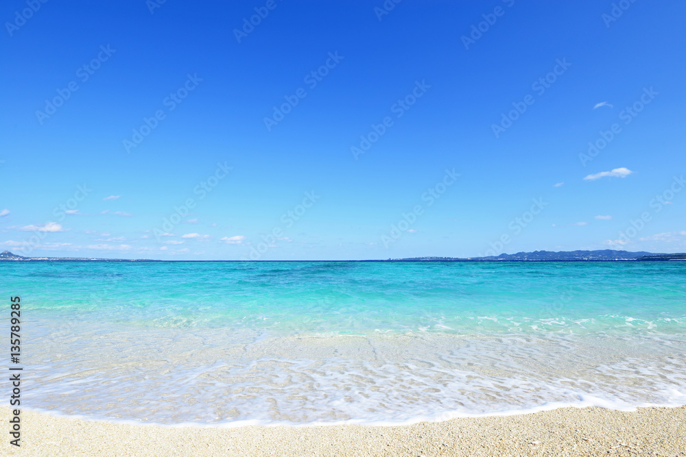 沖縄の美しい海とさわやかな空