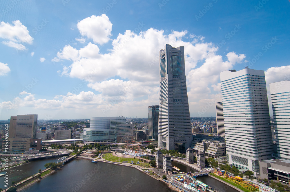 Obraz premium 晴天のみなとみらいのランドマークタワー