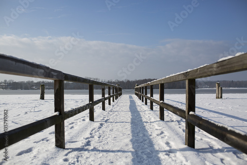 Steg auf gefrorenem See © Dirk